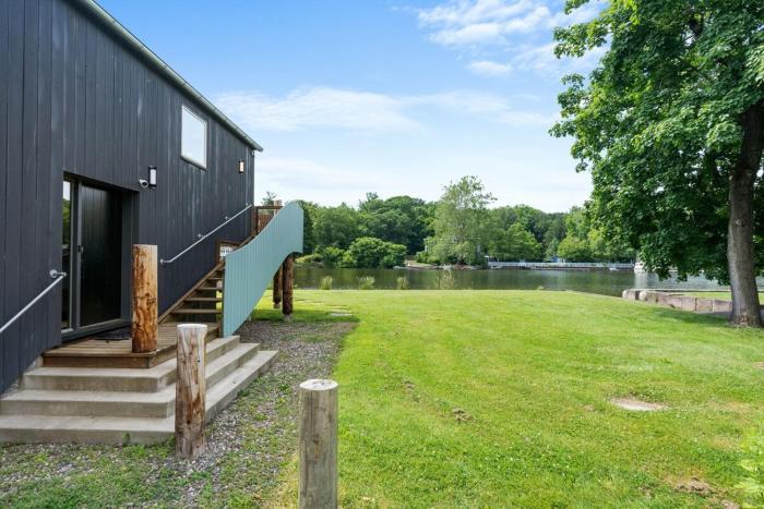 Modern Lakefront Retreat w King Bed