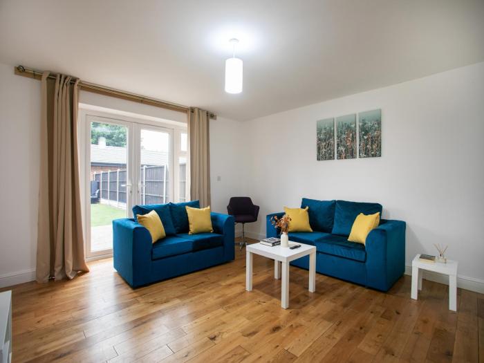 Spacious 5 Bed House, Sleeps 9, Separate, Driveway, Close to City