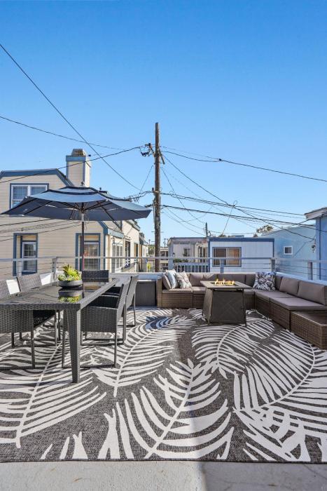 Mission Beach Escape Near Ocean and Bay with Private Balcony BBQ and Garage Parking