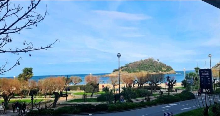 Habitaciones privadas en piso frente a playa Ondarreta, baño compartido