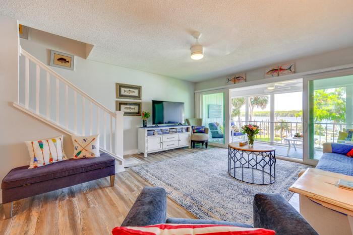 Private Balcony with Water Views Welaka Condo!