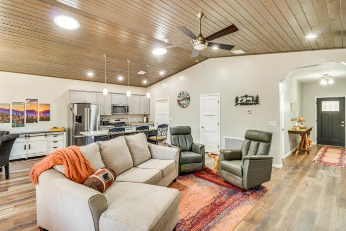 Hot Tub and Outdoor Living Relaxing Show Low Cabin