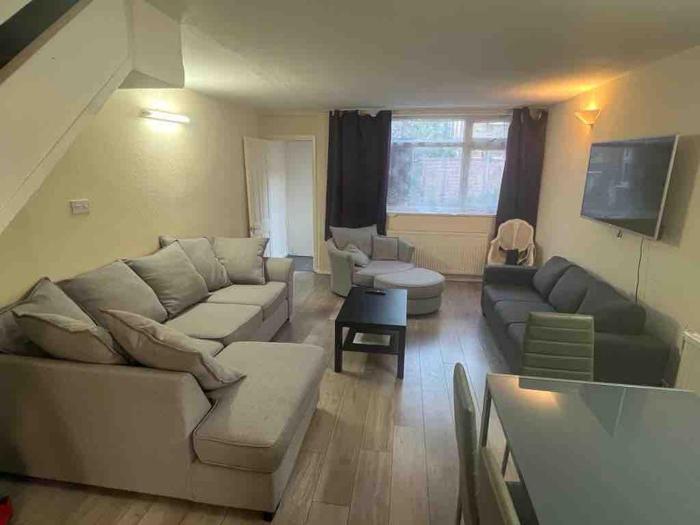 Spacious 4-Bedroom House Near Station