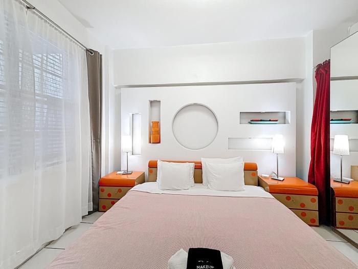 Your sunny stay A getaway in a classic Miami Beach building just one minute to the sand Ideal for groups and couples