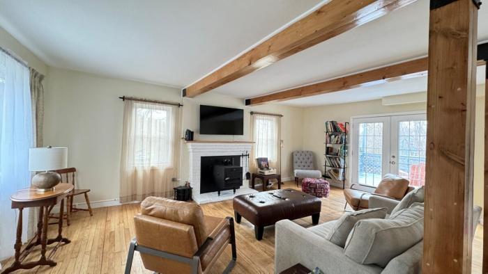 NEW 6-Bedroom Retreat Book Your Summer Getaway