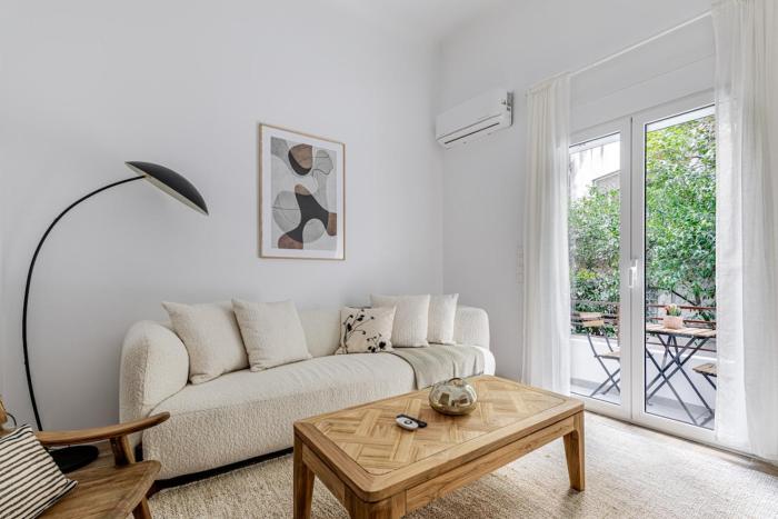 Chleo - Glamorous 2 BR Apt & Balcony in Athens