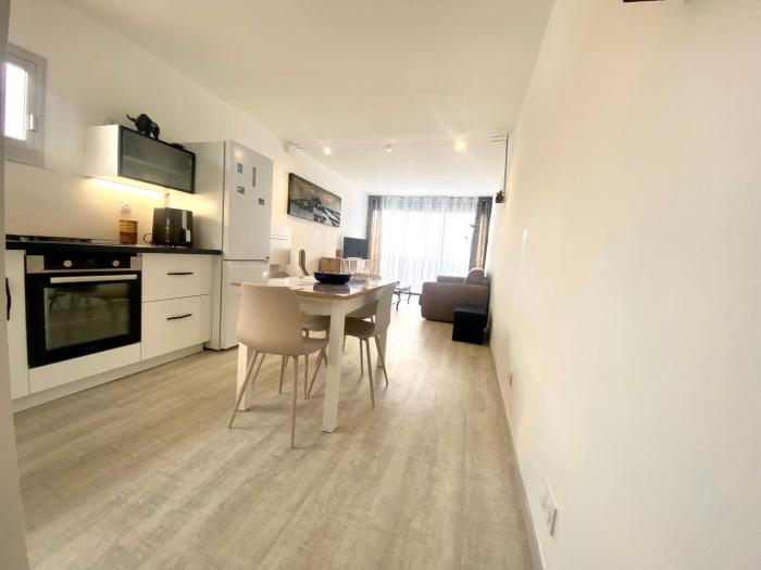 LE BOUCANET - APPARTEMENT CLIMATISÉ ENTIEREMENT RÉNOVÉ POUR 4 PERSONNES AVEC PARKING PRIVATIF