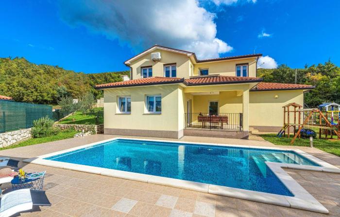 Villa Marilu, modern villa with pool near the sea
