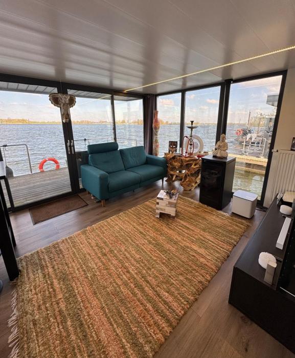 Exclusieve Houseboat La Mare 12 x 5 meter met sauna en hottup