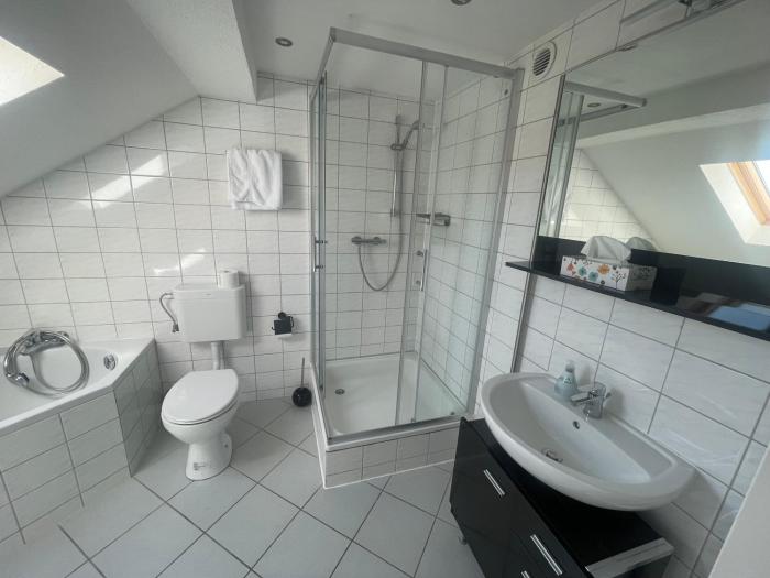 Weißes Apartmenthaus am Kanal