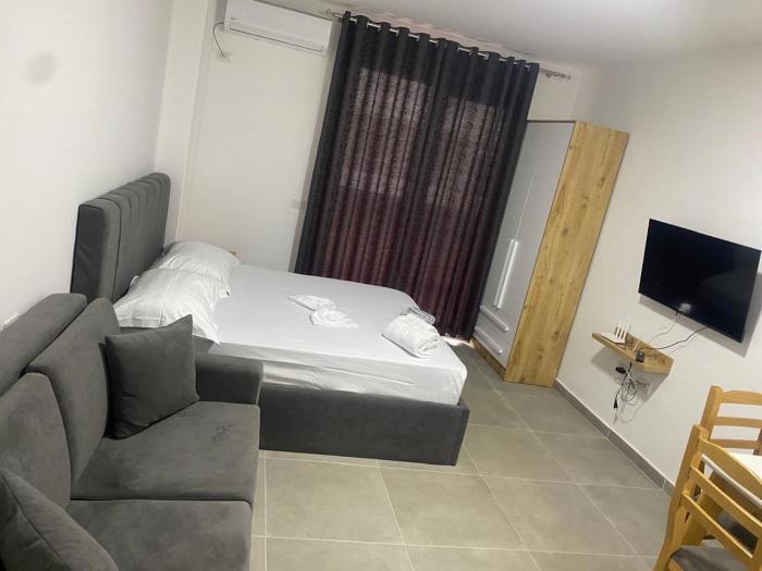 Banesa me qera ne Shengjin dhe Rana Hedhun