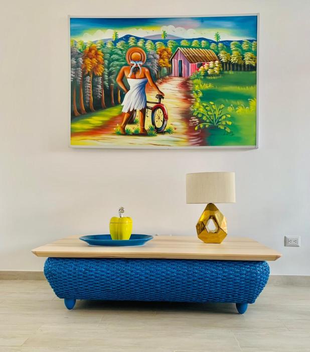 Luxurious spacious 2-bedroom apartment, steps from beach