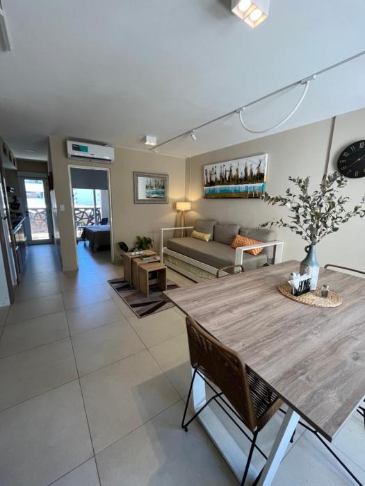 "The Best in the City" Hermoso departamento amplio, moderno y luminoso, ubicado en el centro de la ciudad, a pocas cuadras de peatonal Junin, a cuadras de plaza torrent y plaza la cruz, edificio moderno con ingreso digital, hasta 4 personas