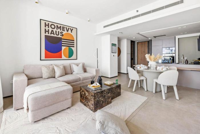 Large 2BR with Work Desk, Pool, Gym and Kids Area