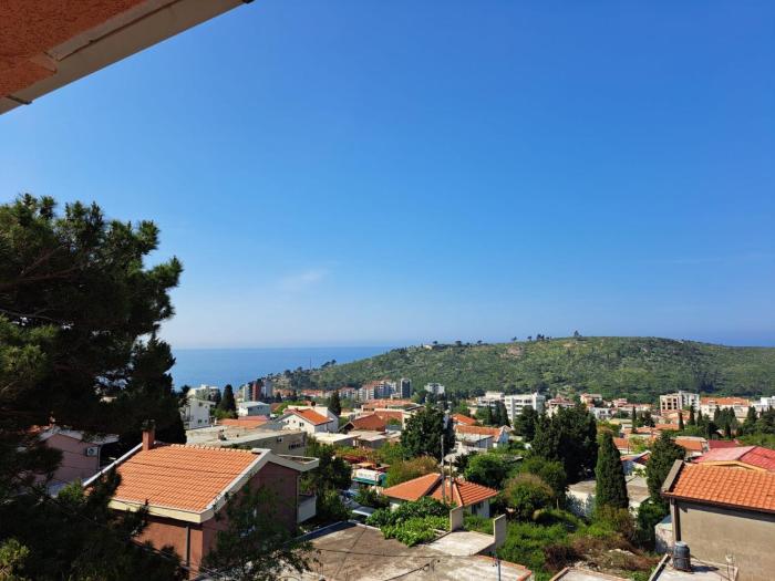 Pink Holiday House Sutomore