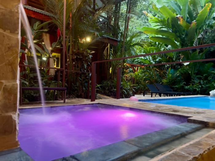 Private Villa with Pool & Heated Jacuzzi Cocles Beach