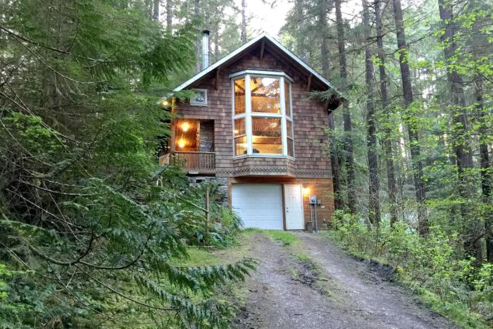 Snowline Cabin 25 A country-style pet friendly cabin with hot tub and wifi