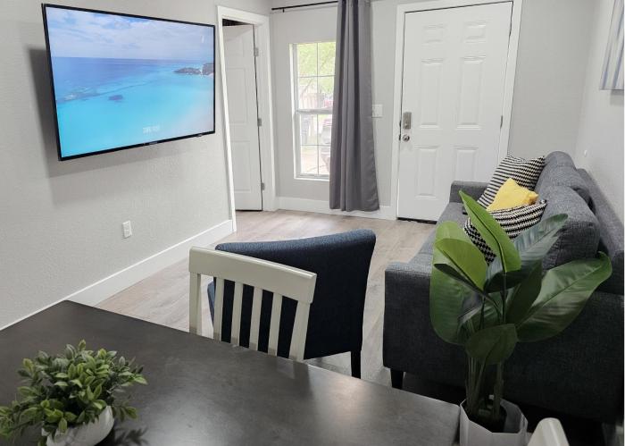 Homey 2BR Home Near DT & Airport