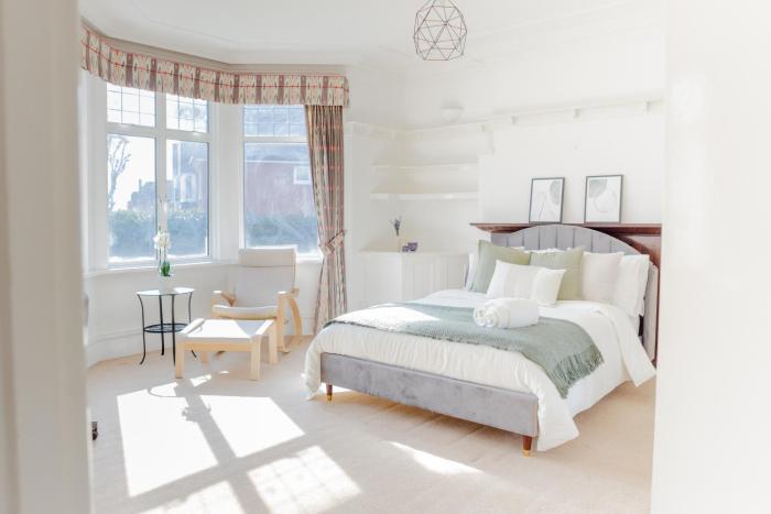 Lovely & Charming London House with Parking