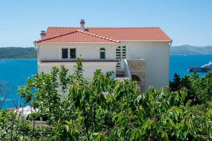 Apartments with parking space Trogir - 24144