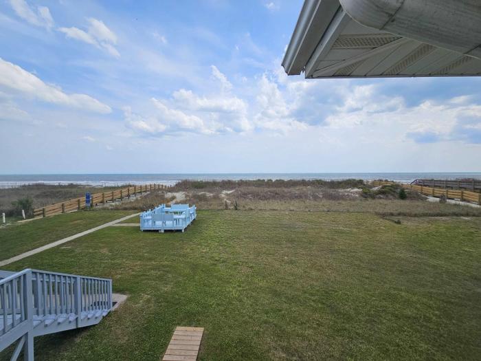 Cool Air Cottage- Upstairs- Ocean Front Duplex