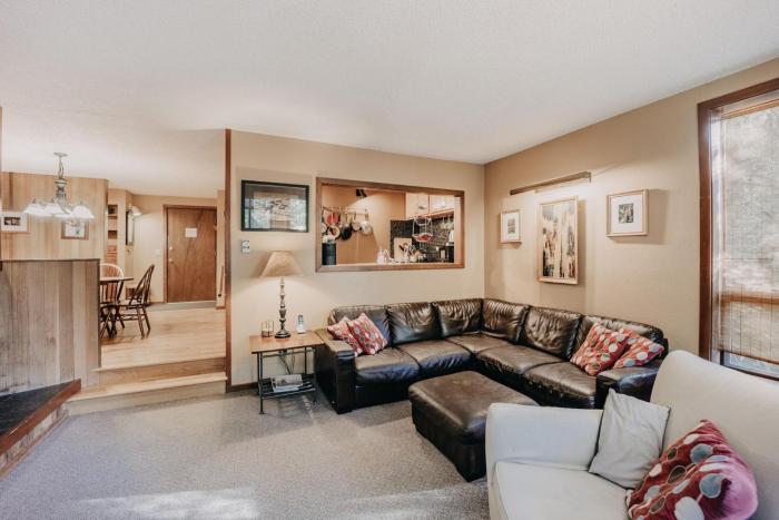 Snowater Condo 41 - A spacious condo with private sauna Wifi and a soaker tub