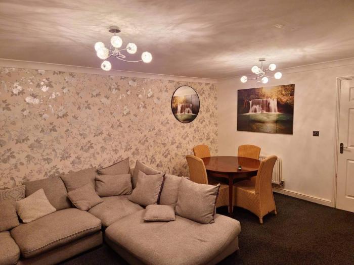 3 Bed house - Sleeps 6 - Parking - Wifi