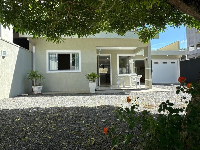 Casa 404 - Aconchegante a 350m do mar em Bombas - Ideal para famílias!