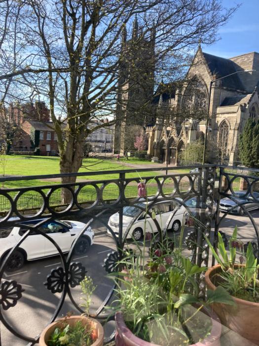 Beautiful, airy flat with Park views