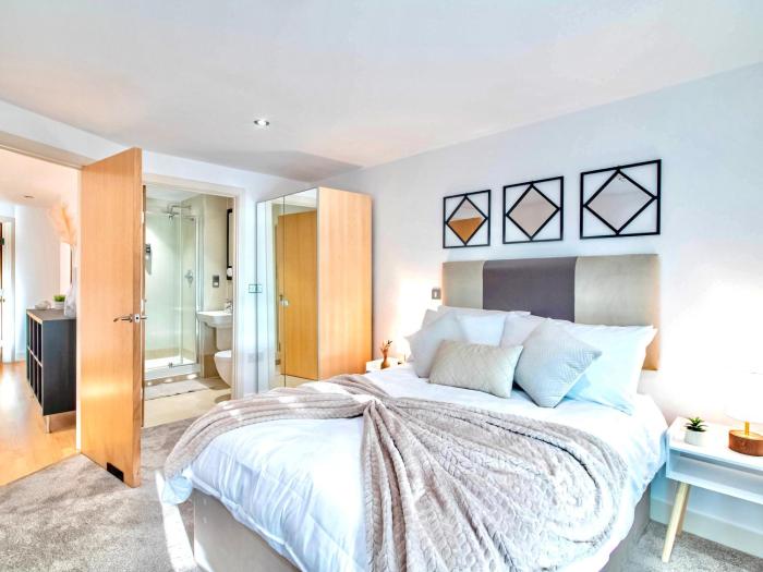 Leeds Dock Balcony & River View 2 Bed Apartment