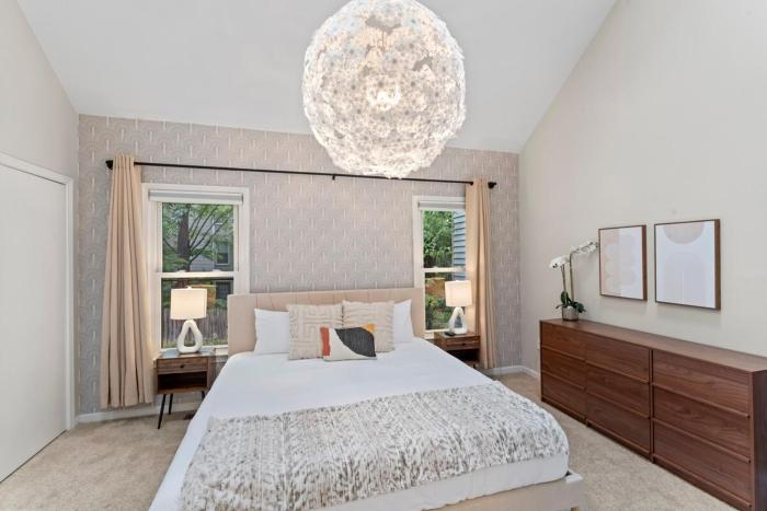 Lakeside Stay Metro, INOVA, Dining & Shops Nearby!