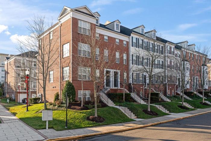 Metro & Andrews AFB Nearby Perfect Townhome!