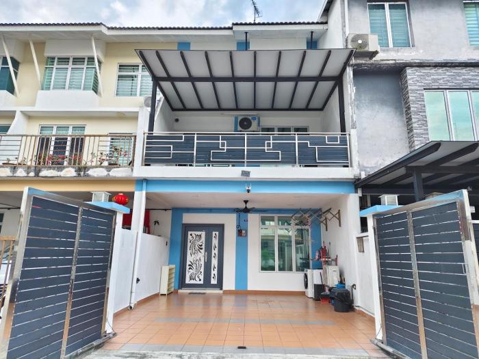 Senai three storey landed 14pax 5BR near airport