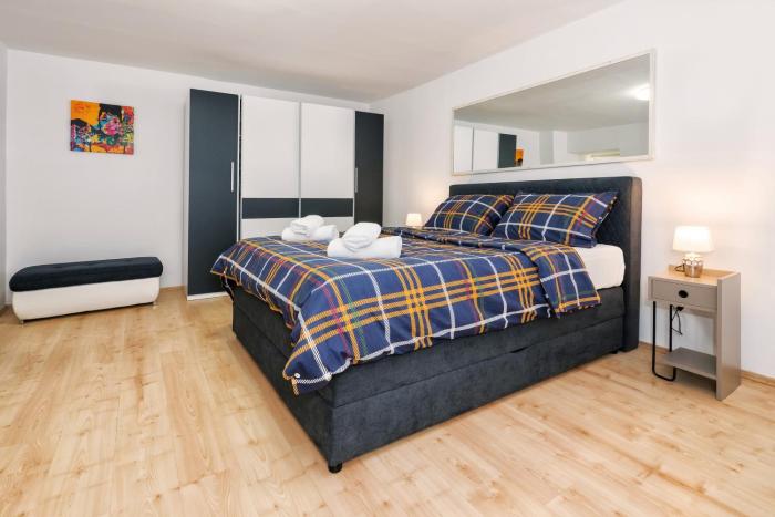 Relaxing 2BD Apartment, Ground Floor - Walk to Old Town