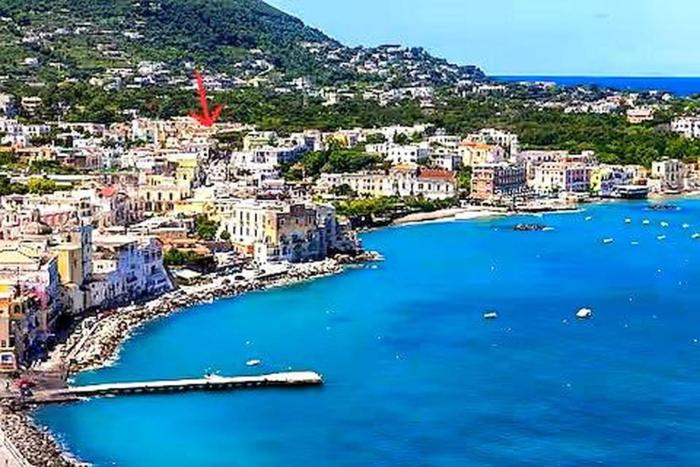 Casa di Claudio, Appartamento Spazioso con 3 Camere e Terrazza Panoramica nel Centro di Ischia