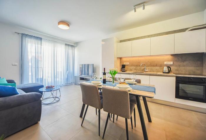 Apartment Nena - Spacious apartment with Balcony and Free parking