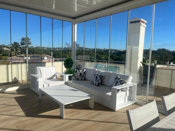 Penthouse, sea view, tennis, swimming pools, 3 foot golf