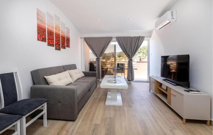 Lovely Apartment In Ploce With Wifi