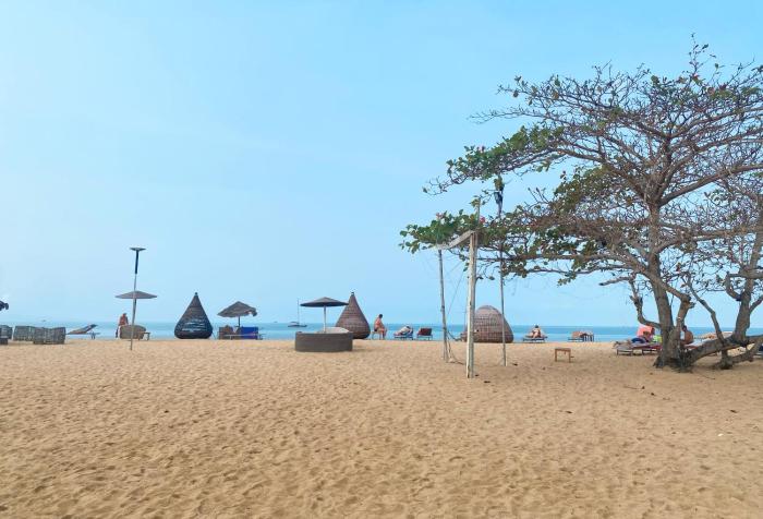 Charming Beachfront Retreat, Minutes from Pattaya