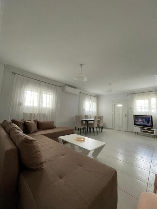 Μια ανάσα από τη θάλασσα, Αγία Τριάδα