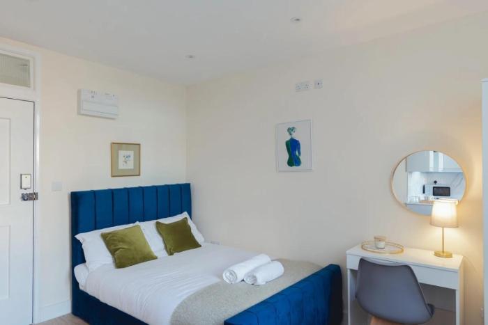 Crendon House Cosy Studio - Sleeps 2 & Kitchen