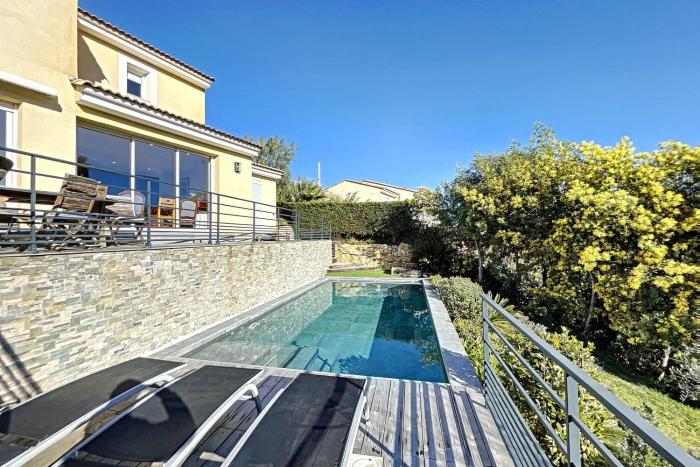Peaceful villa with pool and garden - 5 minutes from Cannes beaches