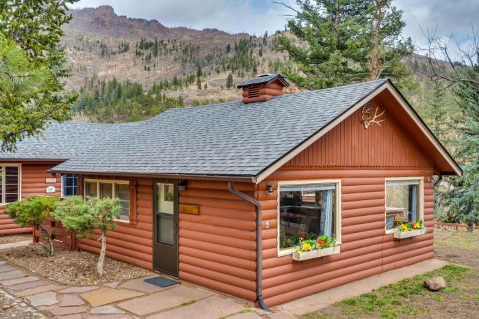 Mountain Retreat at Base of Pikes Peak!