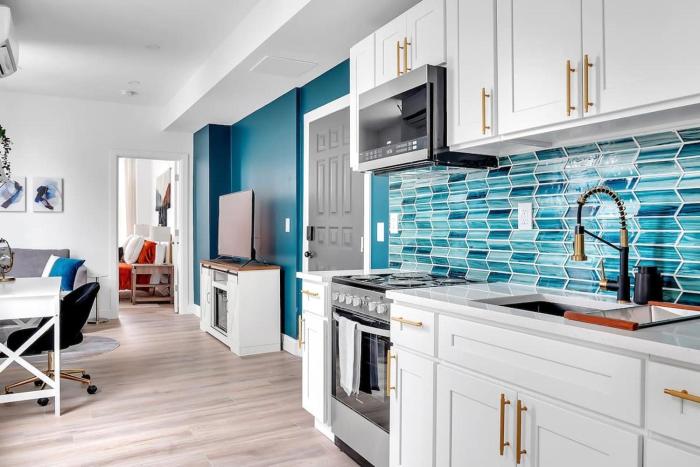 Urban Nest #2 Vibrant suite downtown by Proctors