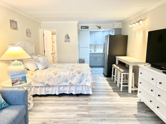 Family Studio sleeps 4! Beach, Boardwalk, Pool and across from Jolly Rodgers!