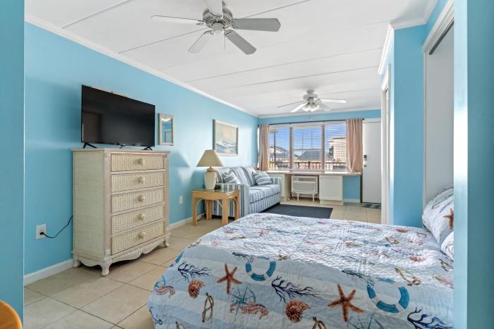 Remodeled studio with bright open layout, full kitchen, & community pool access!