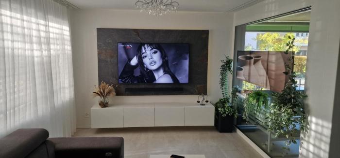 Moderne Wohnung mit Einrichtung