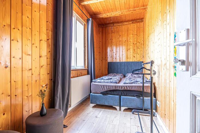 Cozy Central 11BR shared Stay with Garden Access & Terrace