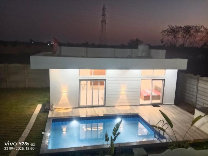 White House Farm House with Swimming Pool