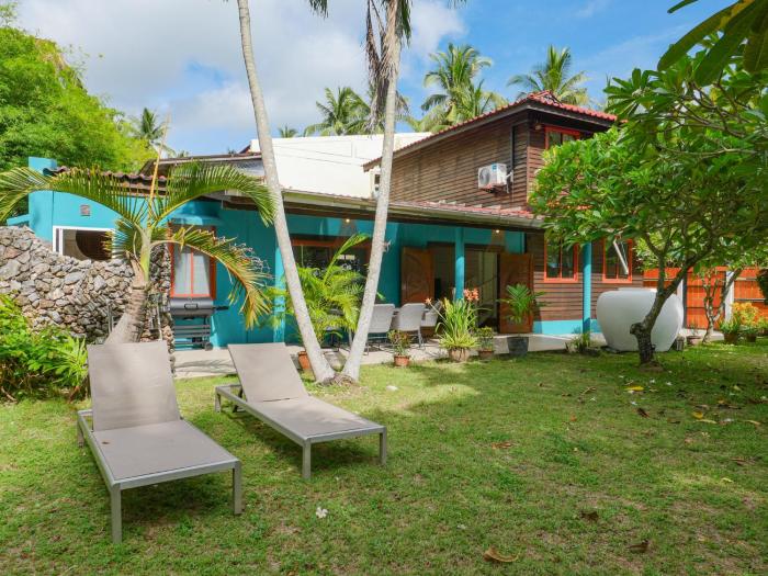 Beachfront Wooden House 3Br & Sunset Views